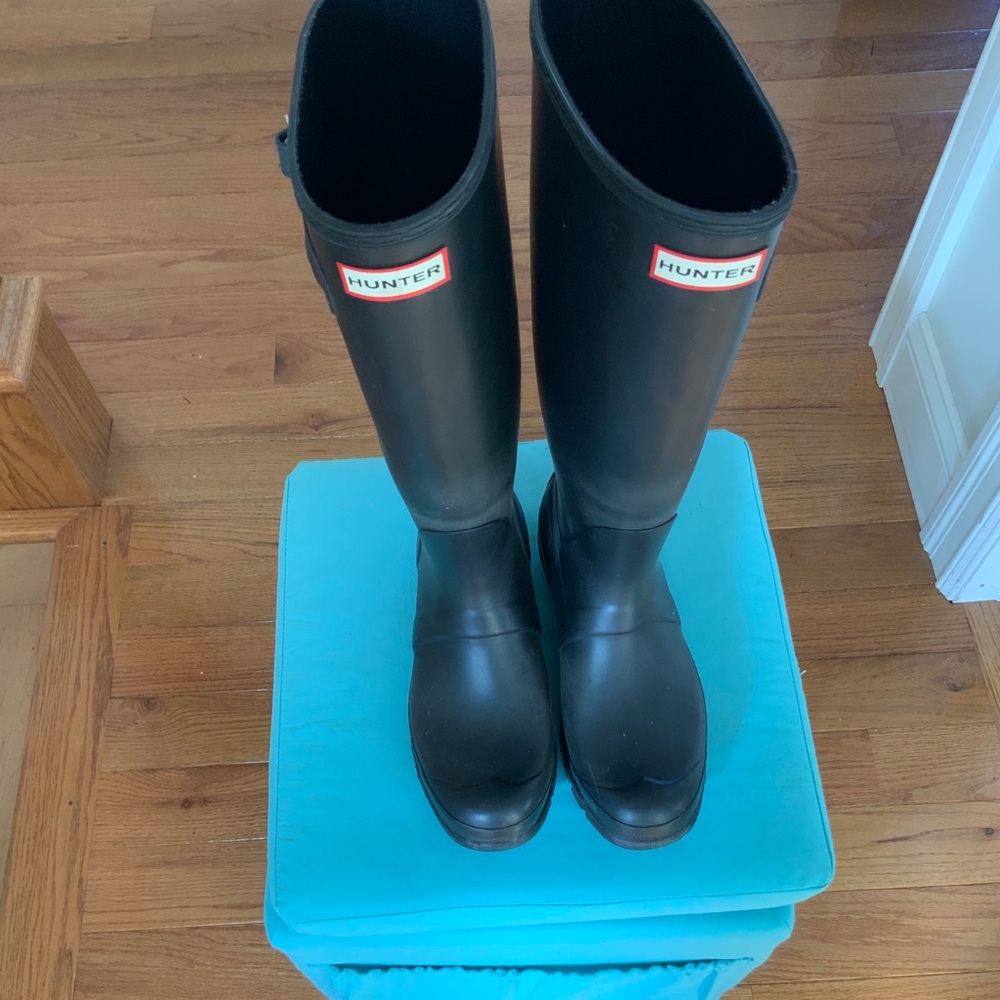 Hunter - black tall rain boot - size 9.